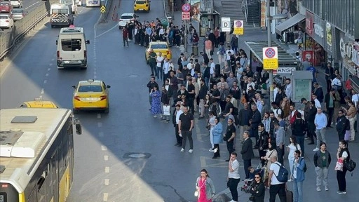 İstanbul'da Özel Halk Otobüsü şoförlerinin kontak kapatması nedeniyle duraklarda yoğunluk yaşan