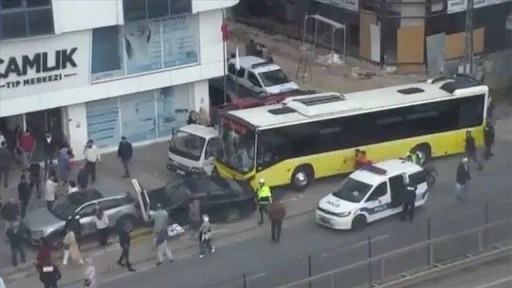 İstanbul'da özel halk otobüsünün karıştığı zincirleme trafik kazasında 4 kişi yaralandı