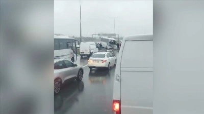 İstanbul'da polis servis aracının karıştığı kazada 4'&uuml; ağır 30 kişi yaralandı