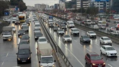 İstanbul'da ramazanın ilk iftarı &ouml;ncesi trafik yoğunluğu y&uuml;zde 85'e &ccedil;ıktı