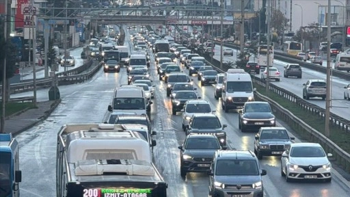 İstanbul'da sabah saatlerinde trafik yoğunluğu yüzde 72'ye kadar çıktı