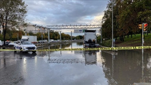 İstanbul'da sağanak, hayatı olumsuz etkiledi