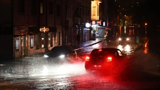 İstanbul'da sağanak yağmur, hayatı olumsuz etkiledi