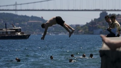 İstanbul'da sıcaktan bunalanlar yeşil alanlar ve sahillerde vakit ge&ccedil;irdi