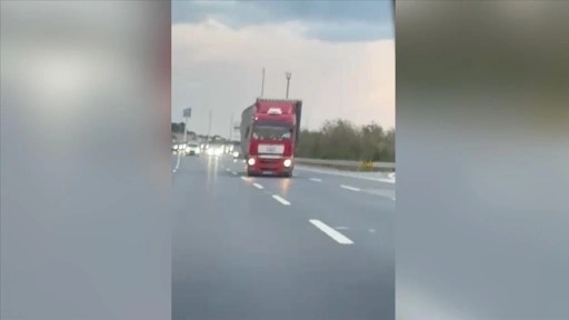 İstanbul'da tırın yolda zikzak çizerek ilerlemesi kamerada