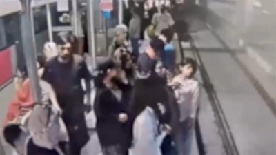 İstanbul'da turistlere yankesicilik yapan su&ccedil; &ouml;rg&uuml;t&uuml;ne y&ouml;nelik operasyonda 20 ş&uuml;pheli yakalandı