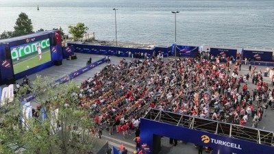 İstanbul'da vatandaşlar A Milli Futbol Takımı'na destek i&ccedil;in meydanlara akın etti