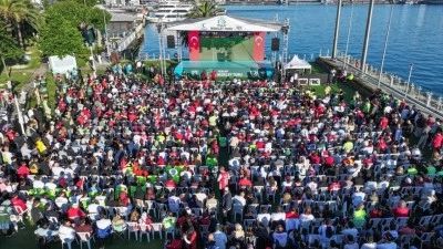 İstanbul'da vatandaşlar A Milli Futbol Takımı'na destek i&ccedil;in meydanları doldurdu