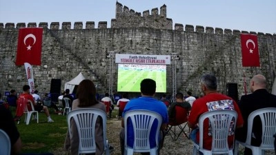 İstanbul'da vatandaşlar alanlara kurulan ekranların karşısında A Milli Futbol Takımı'nı destekledi