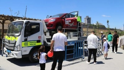 İstanbul'da vatandaşlara sim&uuml;lasyon aracıyla emniyet kemerinin &ouml;nemi anlatıldı