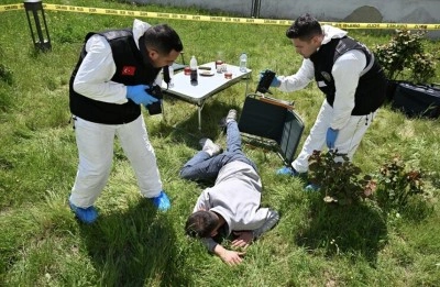 İstanbul'daki olay yeri inceleme polislerinin deliller arasındaki zorlu mesaisi