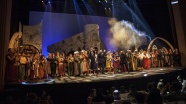 İstanbul Devlet Tiyatrosu AKM'deki sahnesini 'Uçmak-Hezarfen Ahmed Çelebi' oyunuyla a