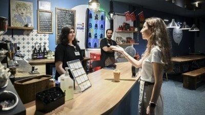 İstanbul Diyalog M&uuml;zesi'nce kurulan kafede kahve siparişleri işaret diliyle veriliyor