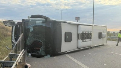 İstanbul-İzmir Otoyolu'nda devrilen yolcu otob&uuml;s&uuml;ndeki 25 kişi yaralandı