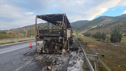 İstanbul-İzmir Otoyolu'nda yanan otobüs kullanılamaz hale geldi