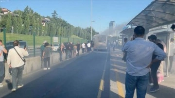 İstanbul Kadıköy'de metrobüste çıkan yangın seferleri aksattı