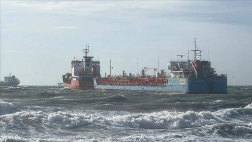 İstanbul K&uuml;&ccedil;&uuml;k&ccedil;ekmece a&ccedil;ıklarında birbirine temas eden iki tankerden biri kurtarıldı