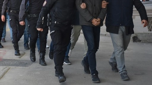 İstanbul merkezli FETÖ operasyonunda 13'ü aktif emniyet personeli 21 şüpheli yakalandı