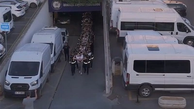 İstanbul merkezli organize su&ccedil; &ouml;rg&uuml;tlerine y&ouml;nelik operasyonda yakalanan 103 zanlı adliyede