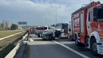 İstanbul TEM Otoyolu'nda hafif ticari aracın otomobile çarptığı kazada 3 kişi öldü