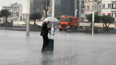 İstanbul'un bazı b&ouml;lgelerinde etkili olan g&ouml;k g&uuml;r&uuml;lt&uuml;l&uuml; sağanak hayatı olumsuz etkiledi