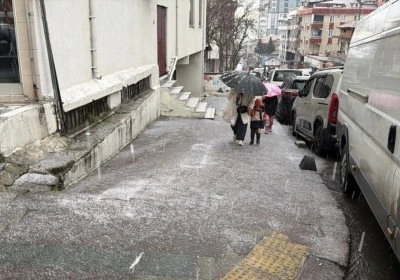 İstanbul'un bazı b&ouml;lgelerinde sağanak ve dolu etkili oldu
