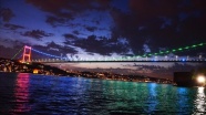 İstanbul&#039;un köprüleri Azerbaycan bayrağının renklerine büründü