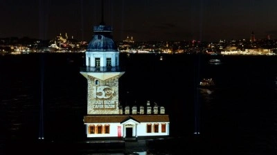 İstanbul'un simge yapılarından Galata Kulesi ve Kız Kulesi'nde 15 Temmuz'a &ouml;zel mapping g&ouml;sterisi