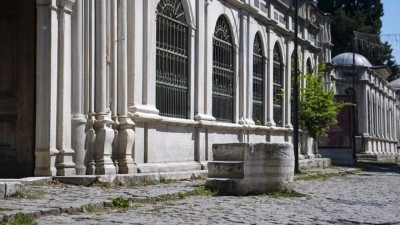 İstanbul'un tarihi yapıları arasında saklı kalan binek taşları