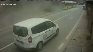 İstanbul'da 6 kişinin yaralandığı İETT otobüsü kazası güvenlik kamerasında