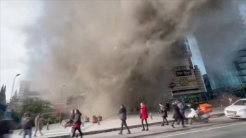 İstanbul'da bir AVM'de yangın çıktı