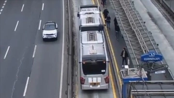 İstanbul'da bir kişinin metrobüsün üzerinde gitmesi güvenlik kamerasında