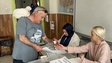 İstanbul'da bir vatandaş beraberindeki süs tavuğuyla oy kullandı
