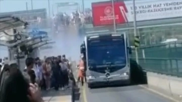 İstanbul'da duman çıkararak arızalanan metrobüsün yolcuları tahliye edildi