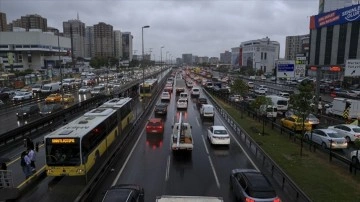 İstanbul'da etkili olan sağanak trafikte aksamalara sebep oluyor