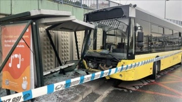 İstanbul'da İETT otobüsü durağa çarptı