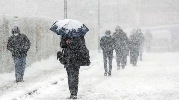 İstanbul'da kar nedeniyle bugün kamu kurum ve kuruluşlarında mesai 15.30'da bitti