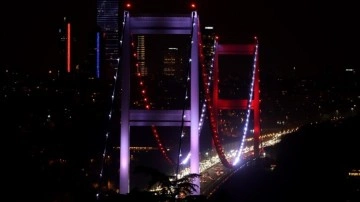 İstanbul'da köprüler KKTC bayrağının renklerine büründü