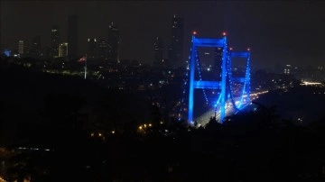 İstanbul'da köprüler kolon kanseri için ışıklandırıldı