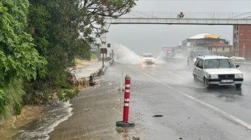 İstanbul'da kuvvetli yağış nedeniyle trafikte aksamalar yaşanıyor