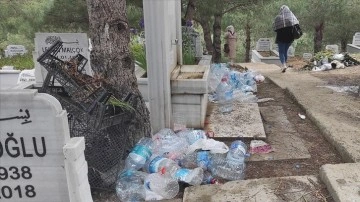 İstanbul'da mezarlıklardaki çöp birikintileri tepki çekti