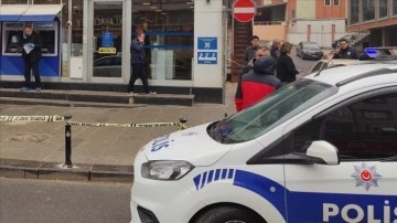 İstanbul'da oyuncak silahla banka soyan şüpheliyi müşteri olan sivil polis yakaladı