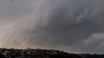 İstanbul'da şiddetli yağmur hayatı olumsuz etkiliyor