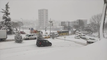 İstanbul'da toplu taşıma araçları ve otomobiller karlı yollarda kaldı