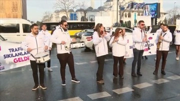 İstanbul'da trafikte bekleyenlere bando sürprizi
