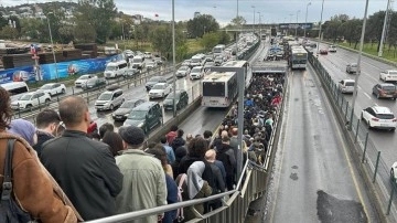 İstanbul'da yağışlı havanın etkisiyle trafik yoğunluğu yaşanıyor