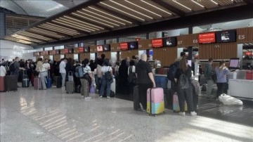 İstanbul'daki havalimanları ve Büyük İstanbul Otogarında Ramazan Bayramı tatili yoğunluğu sürüy