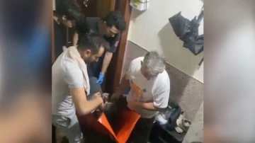 İstanbul'daki sel ve su baskınında evinde mahsur kalan yatalak hastayı polis ekipleri kurtardı