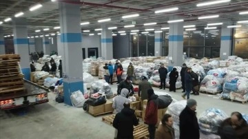 İstanbul'dan deprem bölgelerine acil yardım malzemesi desteği artarak devam ediyor