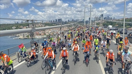 İstanbullular çevre ve trafik farkındalığı için Avrupa'dan Asya'ya pedal bastı